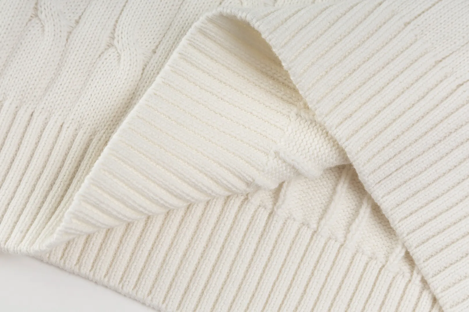 P236 #R84 RALPH LAUREN Six-color classic hooded twist pullover sweater with high-density LOGO embroidery on the chest and original custom-made tag accessories. Made of pure cotton yarn, pure cotton is skin-friendly and comfortable, small label war horse embroidered twist hooded sweater 🐎 high quality, follow the blogger to learn how to wear it! Let’s buy a Ralph Lauren cable sweater. It’s a super hard-to-find series after it became popular. It’s hard to find one on the official website. It’s simple and practical to wear, with a lazy and loose feel. The thickened fabric has more texture, feels soft and delicate, and has a loose fit. Whether worn alone or layered, you can wear different styles of fashion with just one piece!   Size: S M L